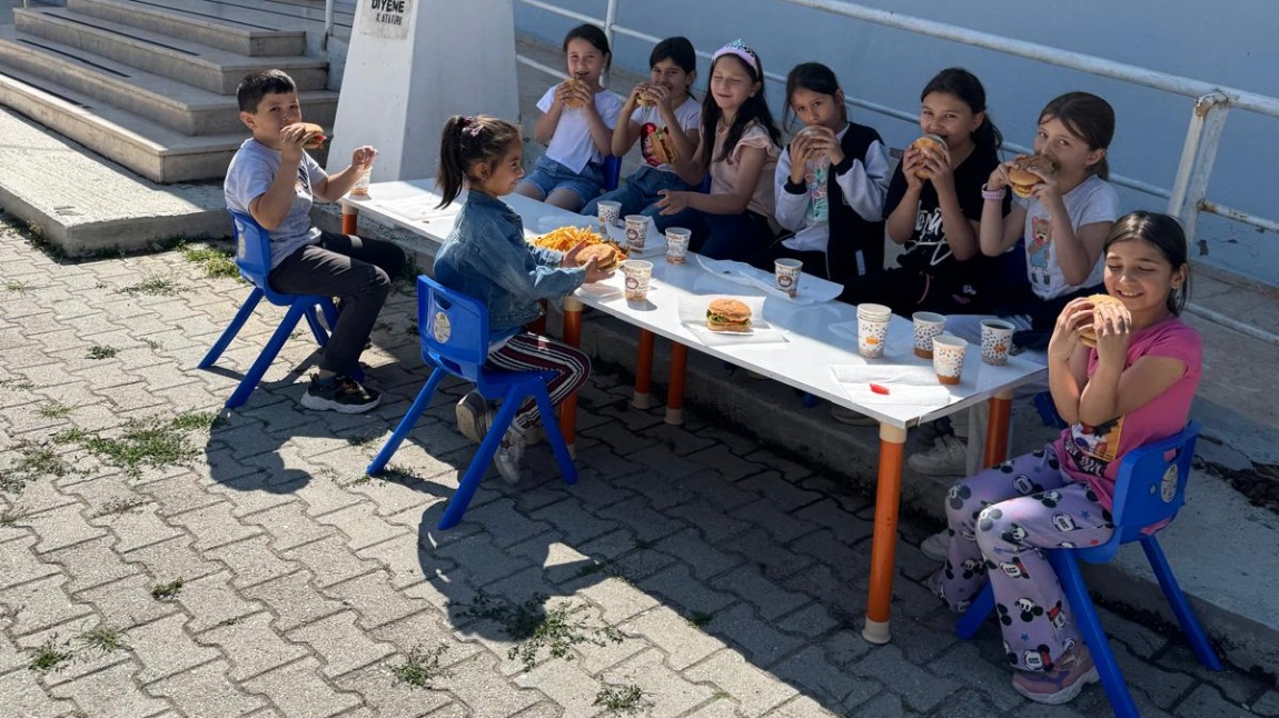 Okul Bahçemizde Hamburger Etkinliği
